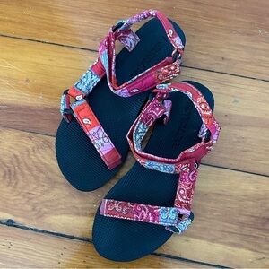 Arizona Love Trekky Paisley Printed Sandals​​​